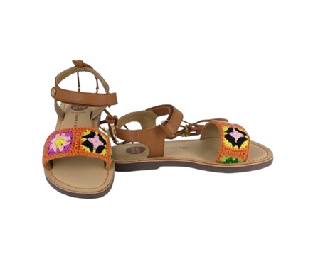 Sandalo in pelle con  fascia uncinetto con velcro e lacci