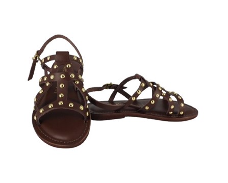 Sandalo in pelle con borchie e fibbia