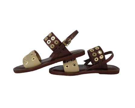 Sandalo in pelle con occhielli e fibbia
