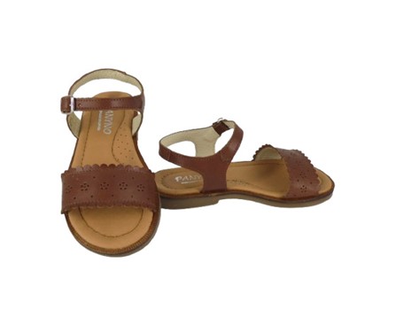 Sandalo in pelle con fiorellini traforati e fibbia