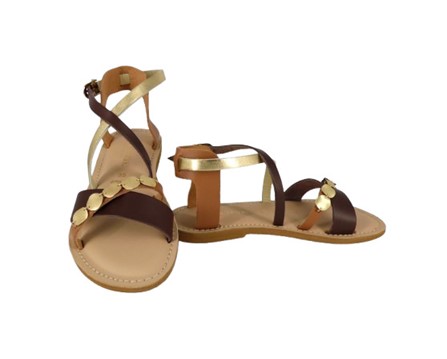 Sandalo in pelle con dischetti e fibbia