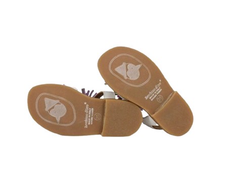 Sandalo in pelle con pom pon e fibbia