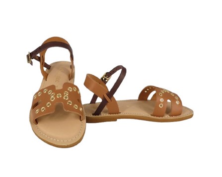 Sandalo in pelle con occhielli e fibbia