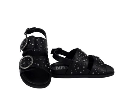 Sandalo in ecopelle con borchie e fibbie