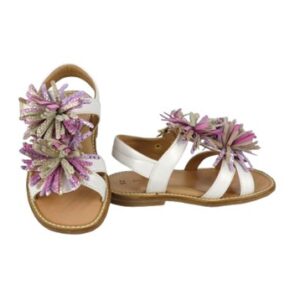 Sandalo in pelle con pom pon e fibbia