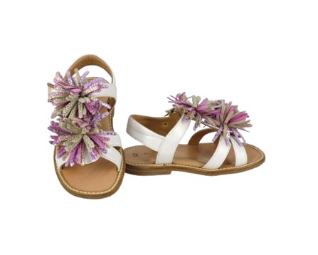 Sandalo in pelle con pom pon e fibbia