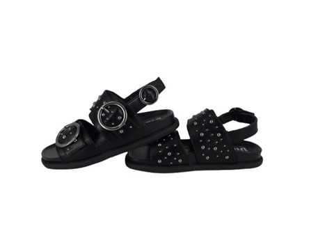 Sandalo in ecopelle con borchie e fibbie