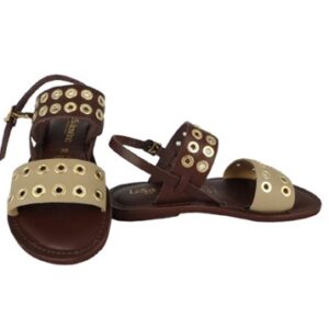 Sandalo in pelle con occhielli e fibbia