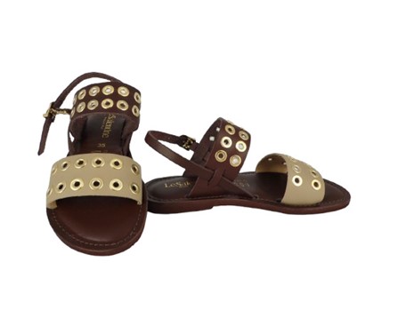 Sandalo in pelle con occhielli e fibbia