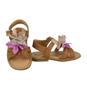 Sandalo in pelle con fiori e fibbia