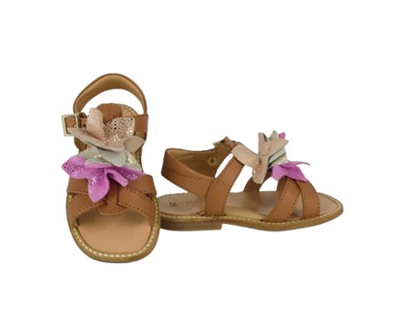 Sandalo in pelle con fiori e fibbia