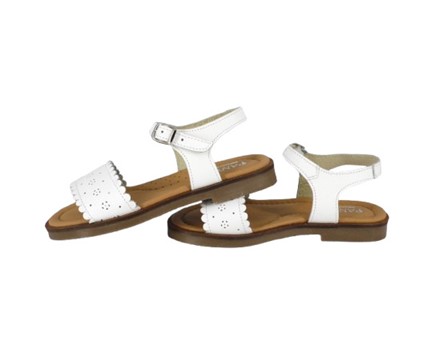 Sandalo in pelle con fiorellini traforati e fibbia