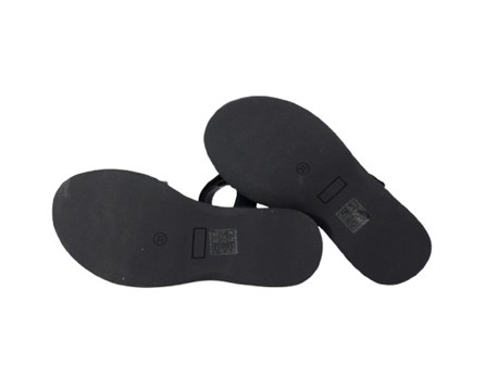 Sandalo in eco pelle con borchie e velcro