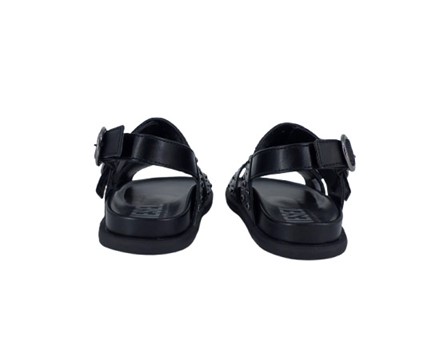 Sandalo in ecopelle con borchie e fibbie