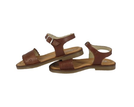 Sandalo in pelle con fiorellini traforati e fibbia