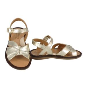 Sandalo in pelle laminata con fibbia