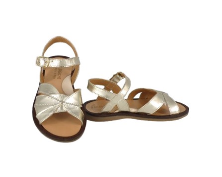 Sandalo in pelle laminata con fibbia
