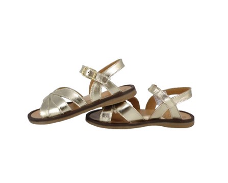 Sandalo in pelle laminata con fibbia