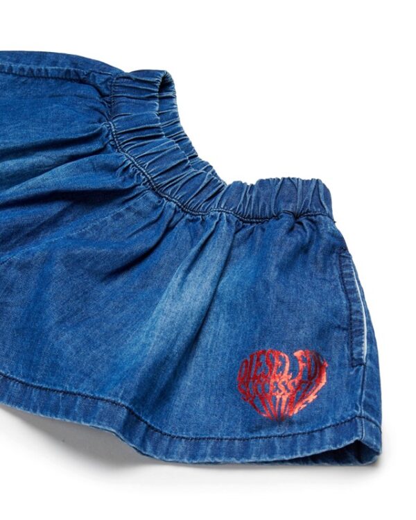 Short in denim con logo stampato laminato