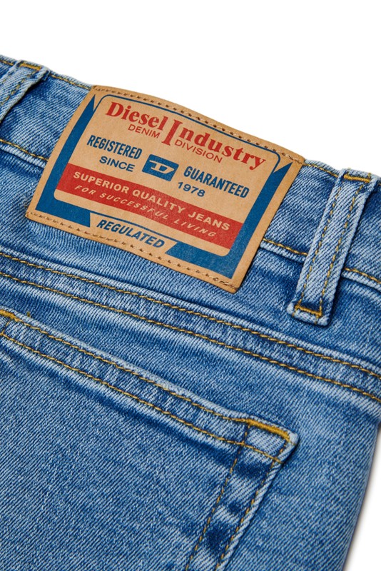 Pantalone in denim a zampa