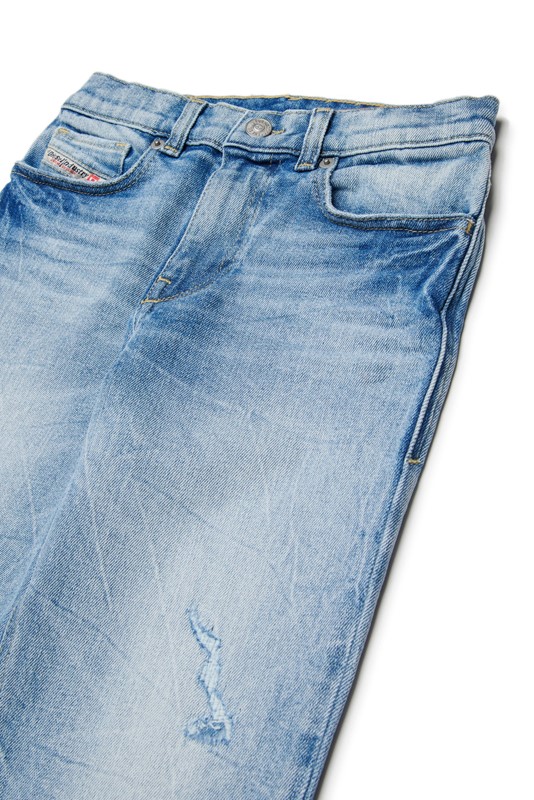 Pantalone in denim effetto stropicciato con strappi