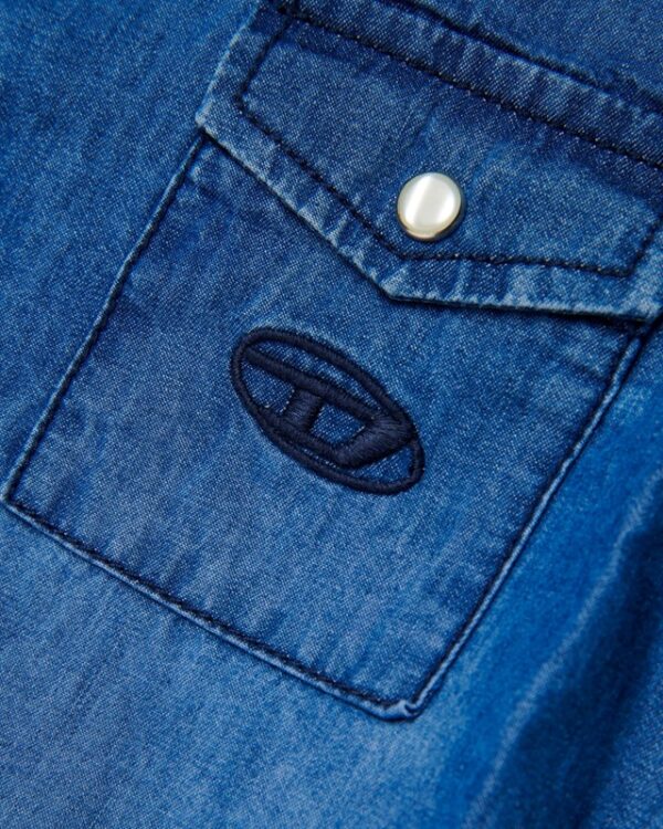 4383200C3447B2BC2041CDC11F675AE6_ Camicia in denim manica corta con tasca e logo
