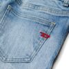 Pantalone in denim effetto stropicciato con strappi