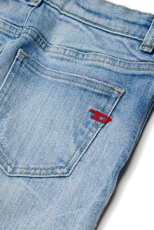 Pantalone in denim effetto stropicciato con strappi