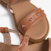 Sandalo in pelle con borchie e fibbia