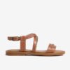 Sandalo in pelle con borchie e fibbia