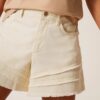 Shorts con micro balze sfrangiate al fondo