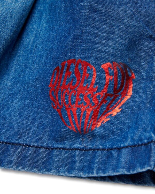 Short in denim con logo stampato laminato