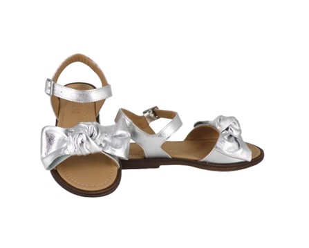 Sandalo in pelle laminata con fiocco e fibbia