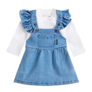 Completo salopette in denim e t-shirt manica lunga