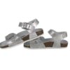 Sandalo in eco pelle laminata con doppie fibbie
