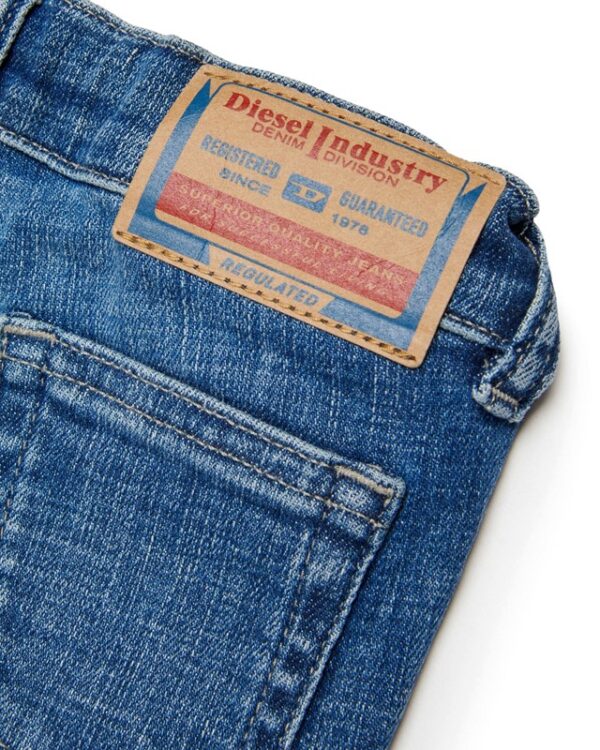 Pantalone in denim a zampa