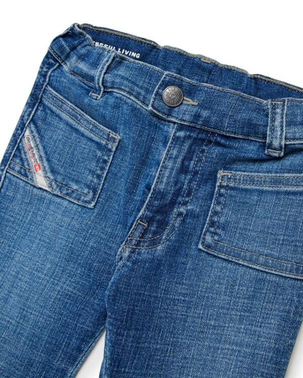 Pantalone in denim a zampa