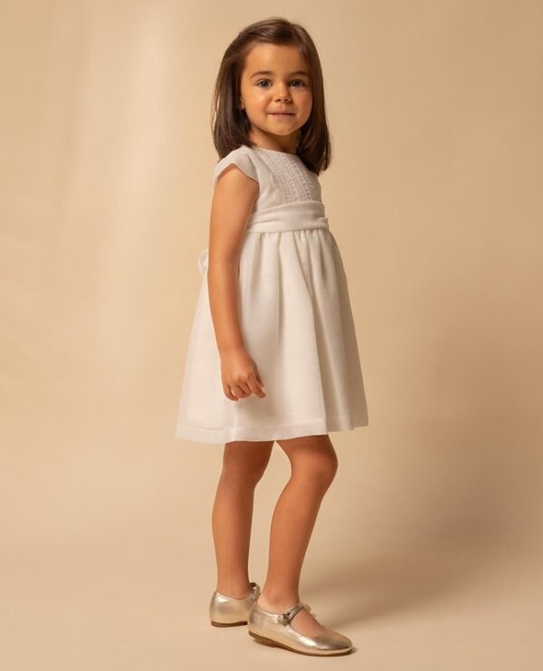 Vestito con con pizzo valenciennes e maniche ad aletta