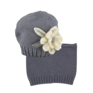 Cappello con fiori e collo