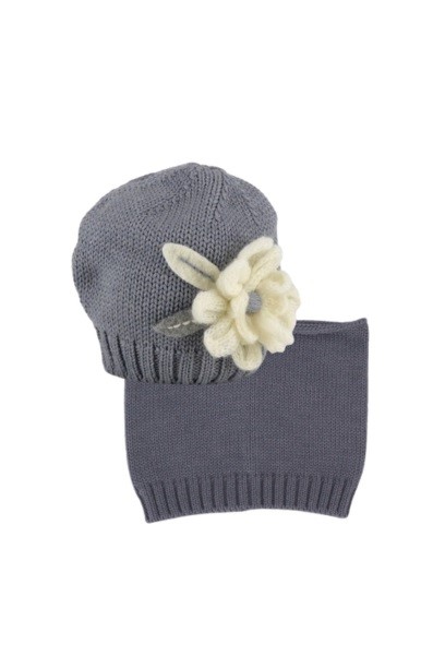 Cappello con fiori e collo