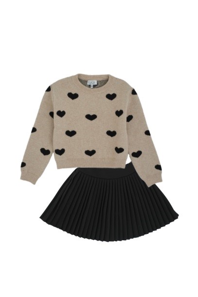 Completo maglione con cuori e gonna plissettata