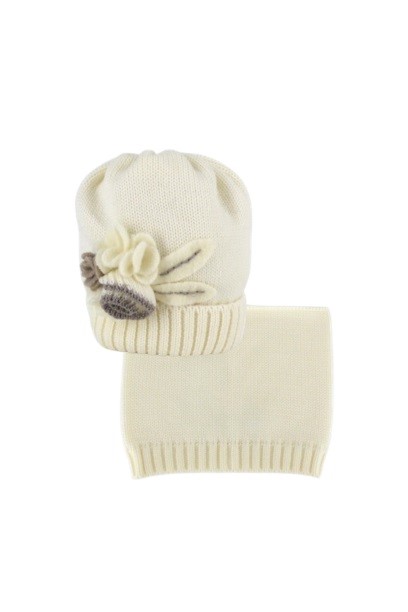 Cappello con fiori e collo