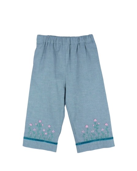 Completo camicia e pantalone con fiori ricamati