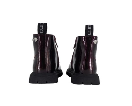 Anfibio in vernice con cuori lacci e zip