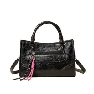 Borsa bauletto con charms effetto pelle