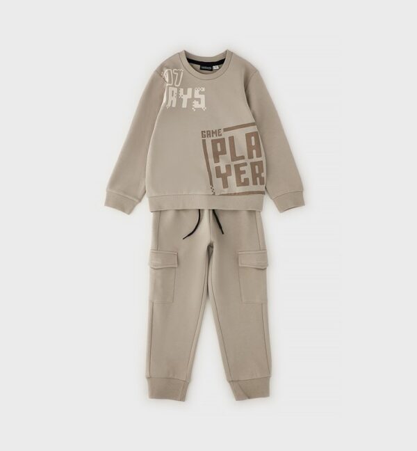 Completo felpa con stampe e pantalone cargo
