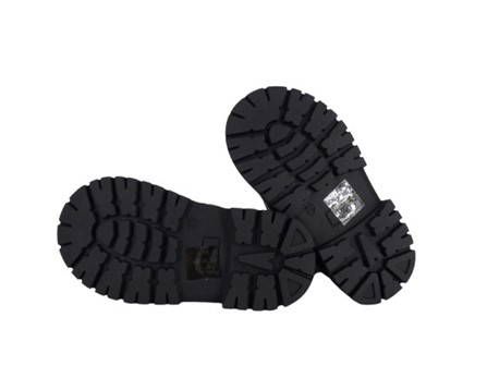 Anfibio in vernice con cuori lacci e zip