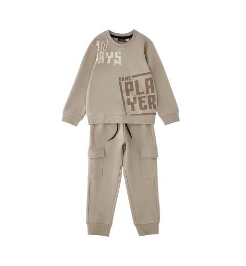 Completo felpa con stampe e pantalone cargo