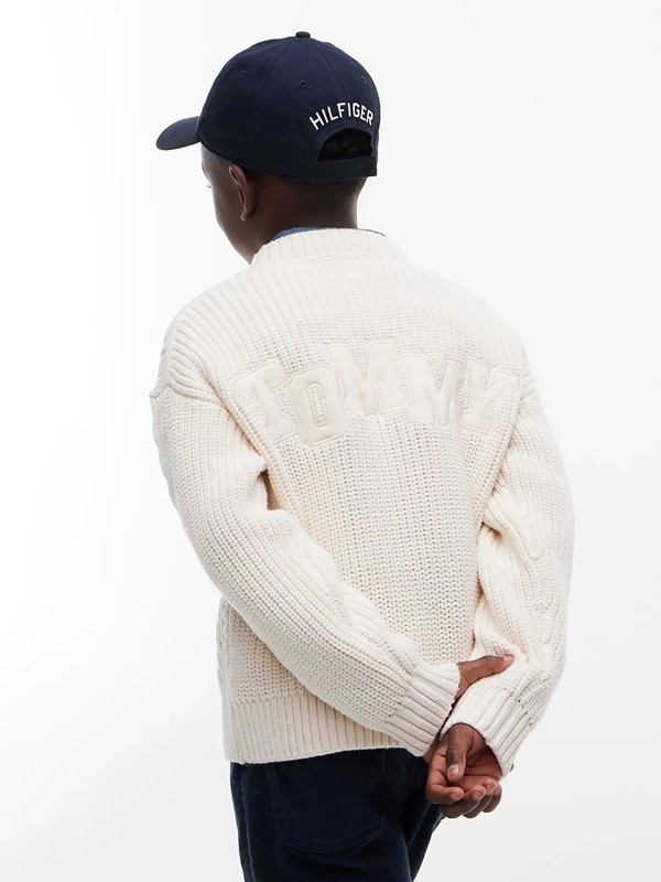 Maglione con trecce e logo sul retro