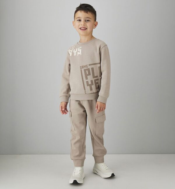 Completo felpa con stampe e pantalone cargo